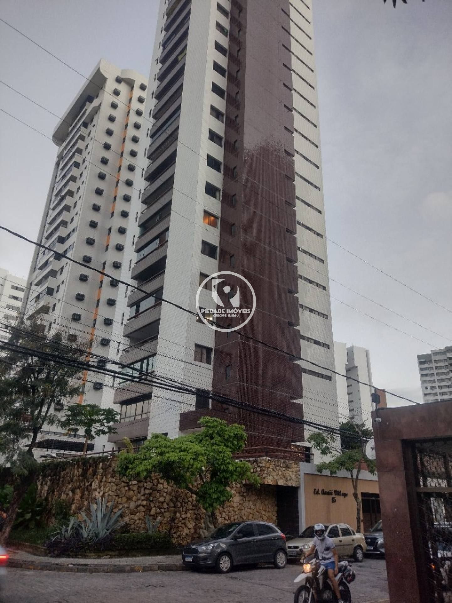 Apartamento para vender com 04quartos, varanda bem ventilada, sala para dois ambientes e um lugar bem tranquilo.
