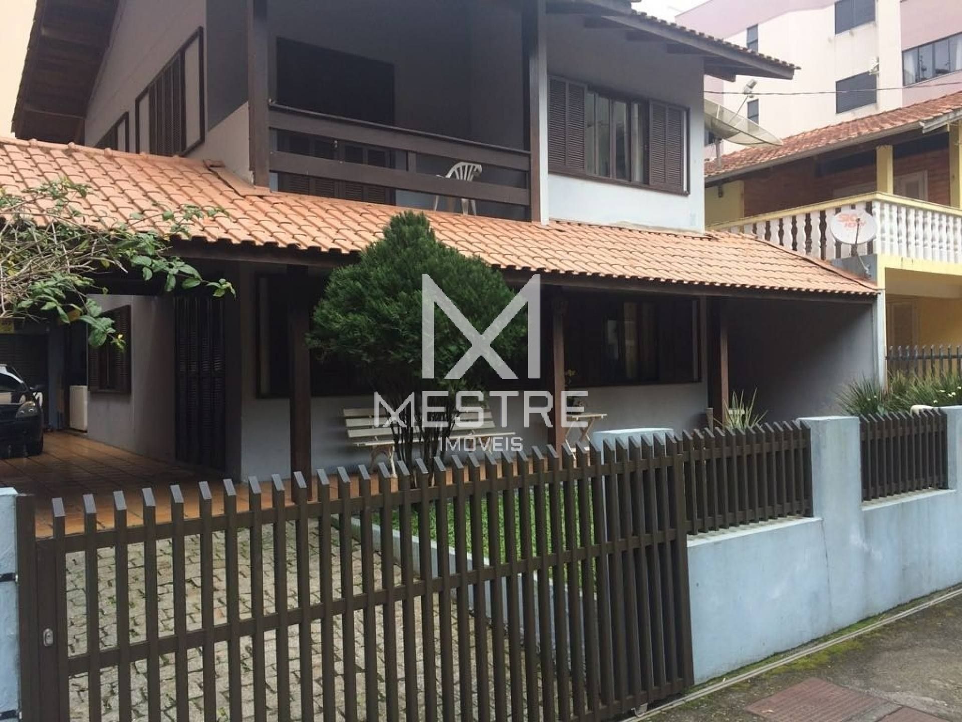 CASA NA QUADRA MAR EM MEIA PRAIA