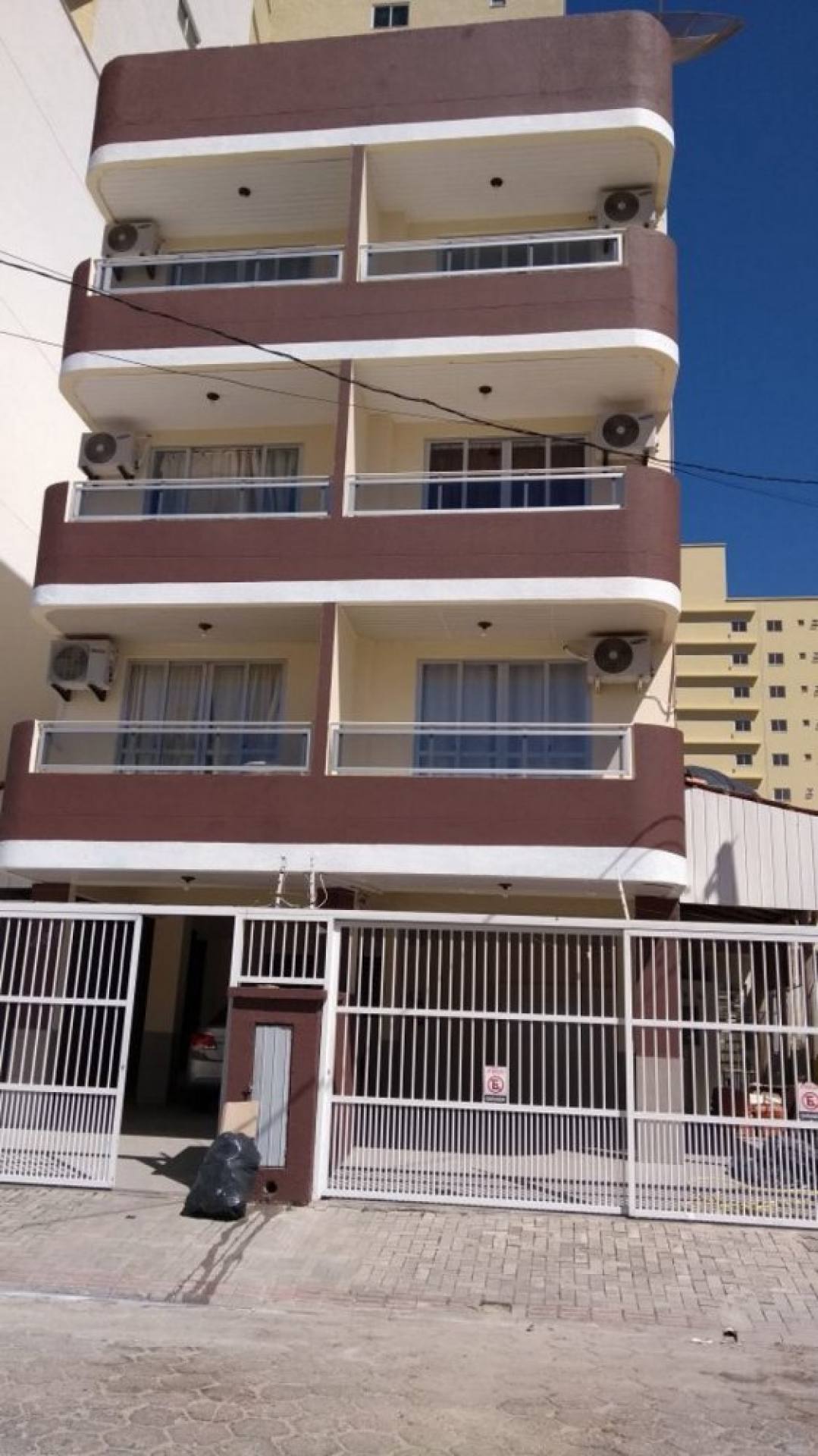 PRÉDIO TODO A VENDA EM MEIA PRAIA