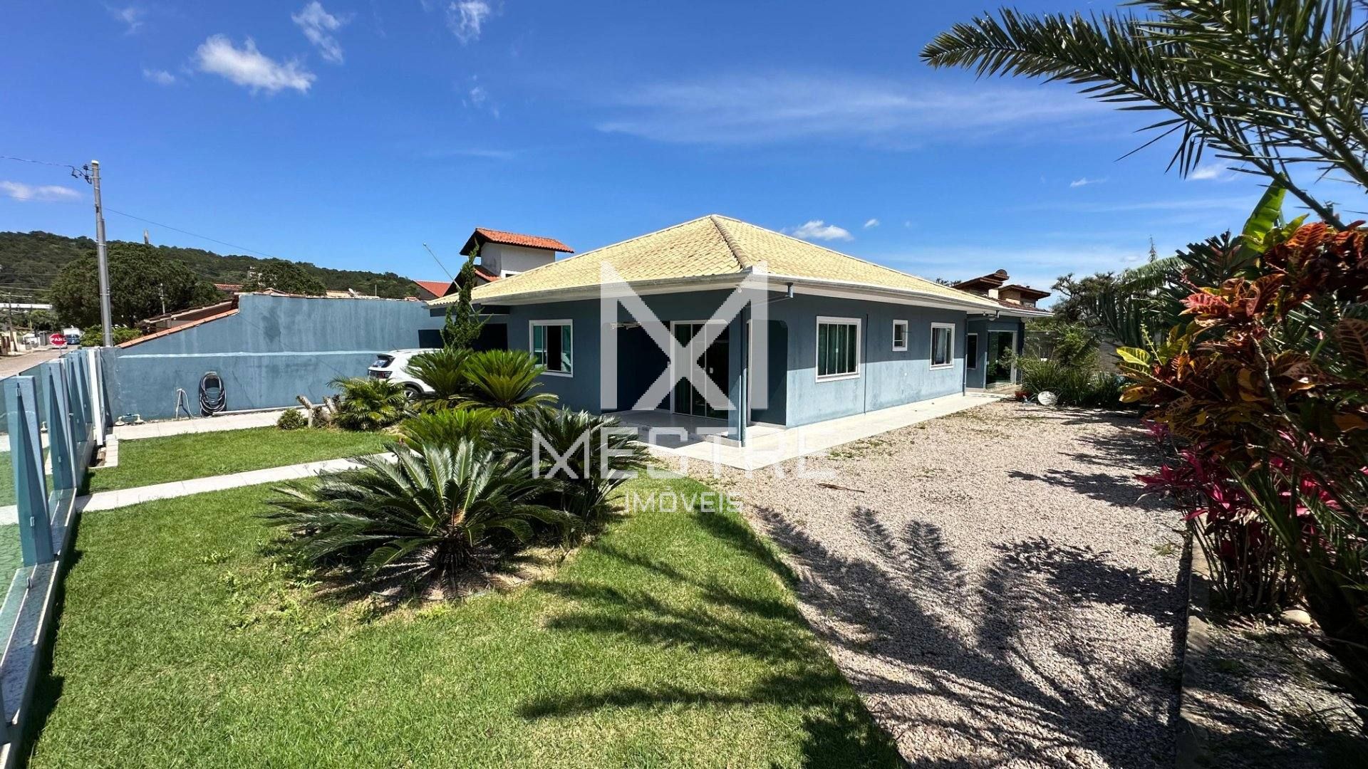 Casa ampla com Piscina, 03 Dormitórios, 03 vagas de garagem!