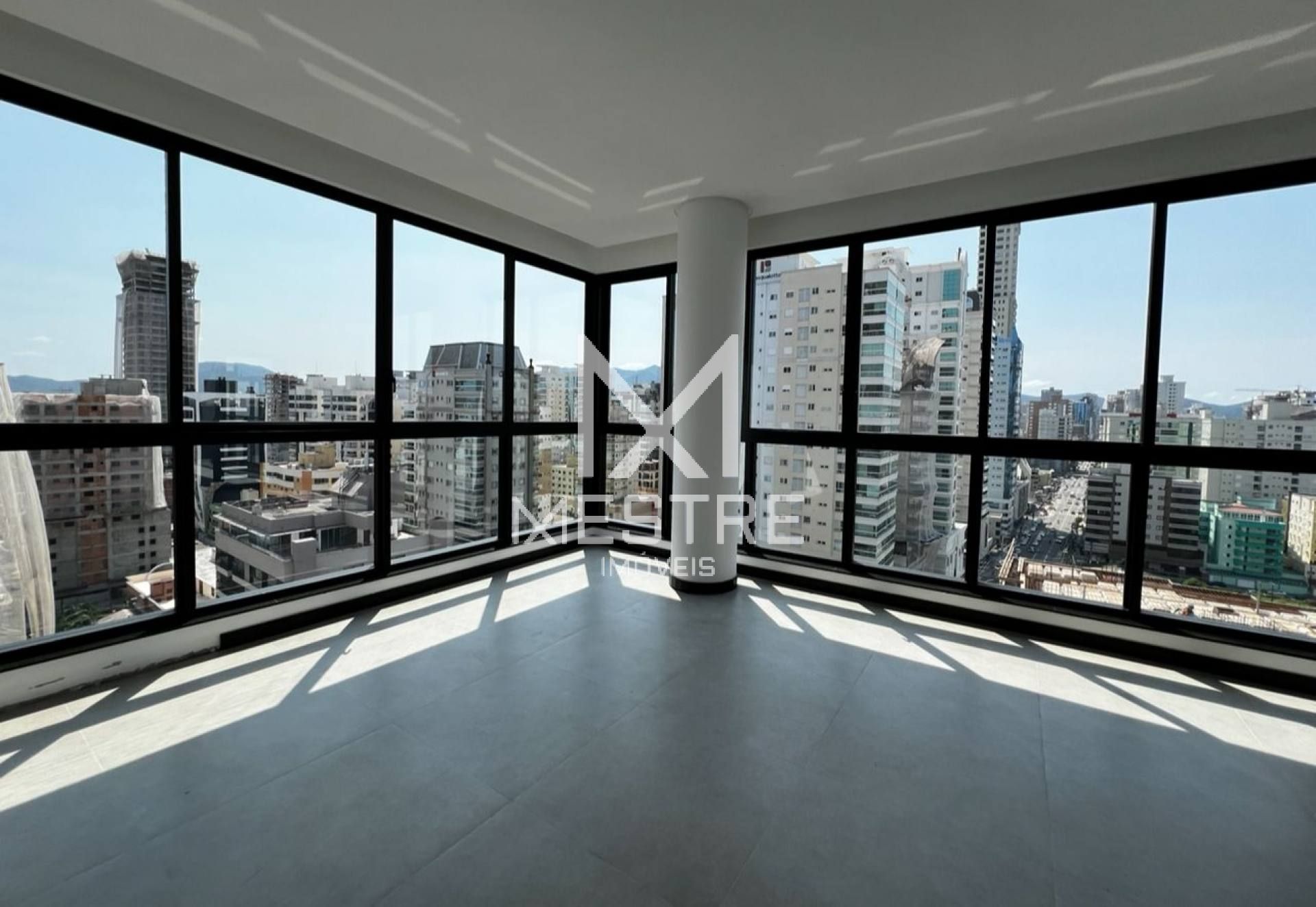 APARTAMENTO NOVO COM 04 SUÍTES À VENDA NA MEIA PRAIA