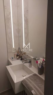 APARTAMENTO DIFERENCIADO COM 03 SUÍTES NA MEIA PRAIA