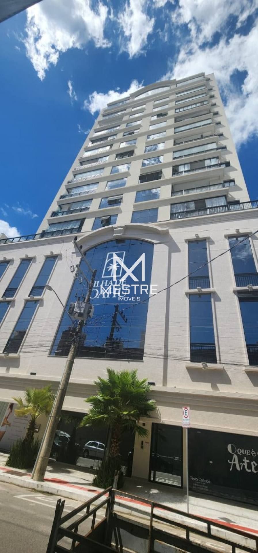 OPORTUNIDADE COM 03 SUÍTES NA MEIA PRAIA