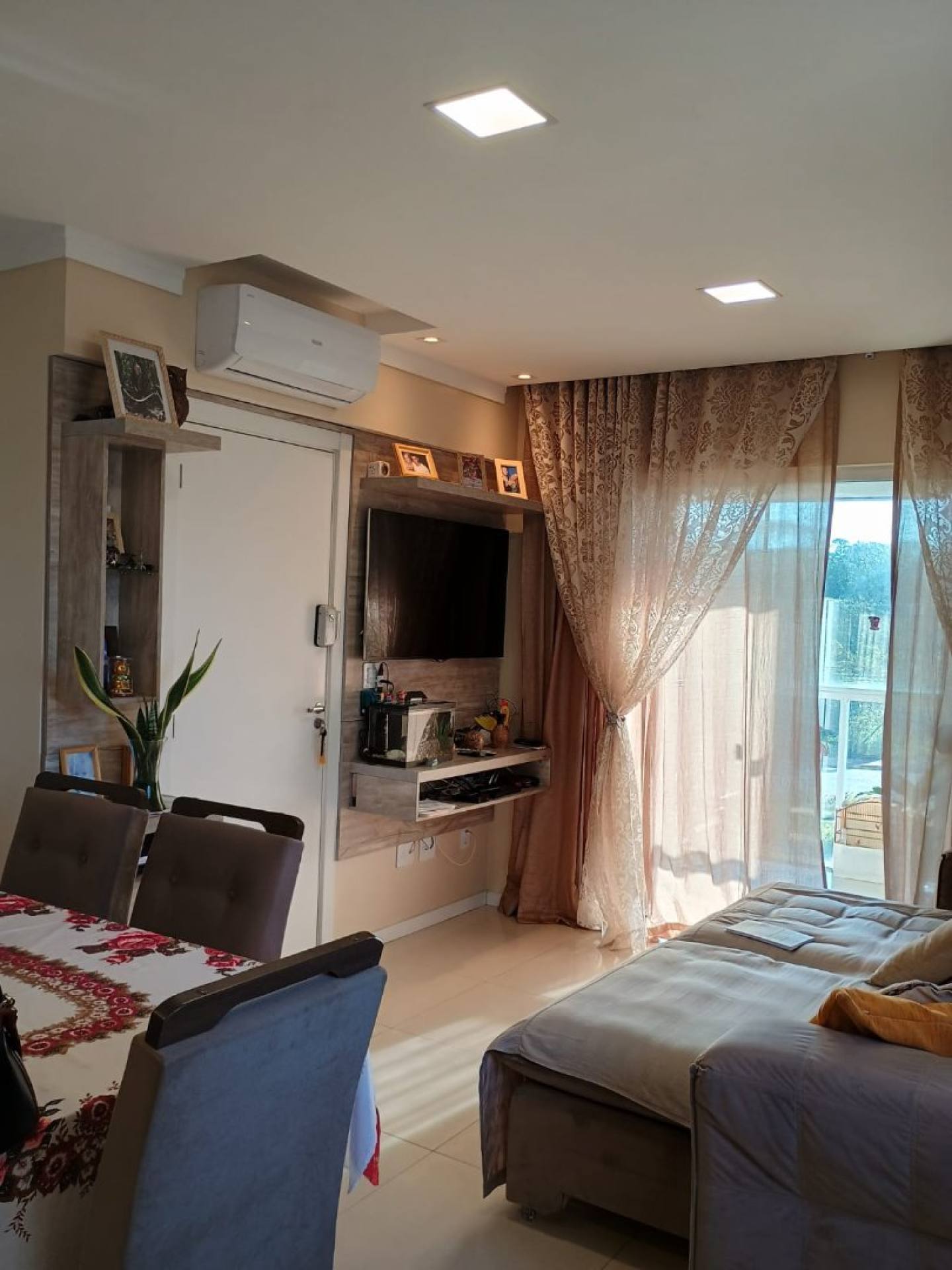 APARTAMENTO AMPLO COM SACADA E CHURRASQUEIRA PRÓXIMO DA PRAIA!