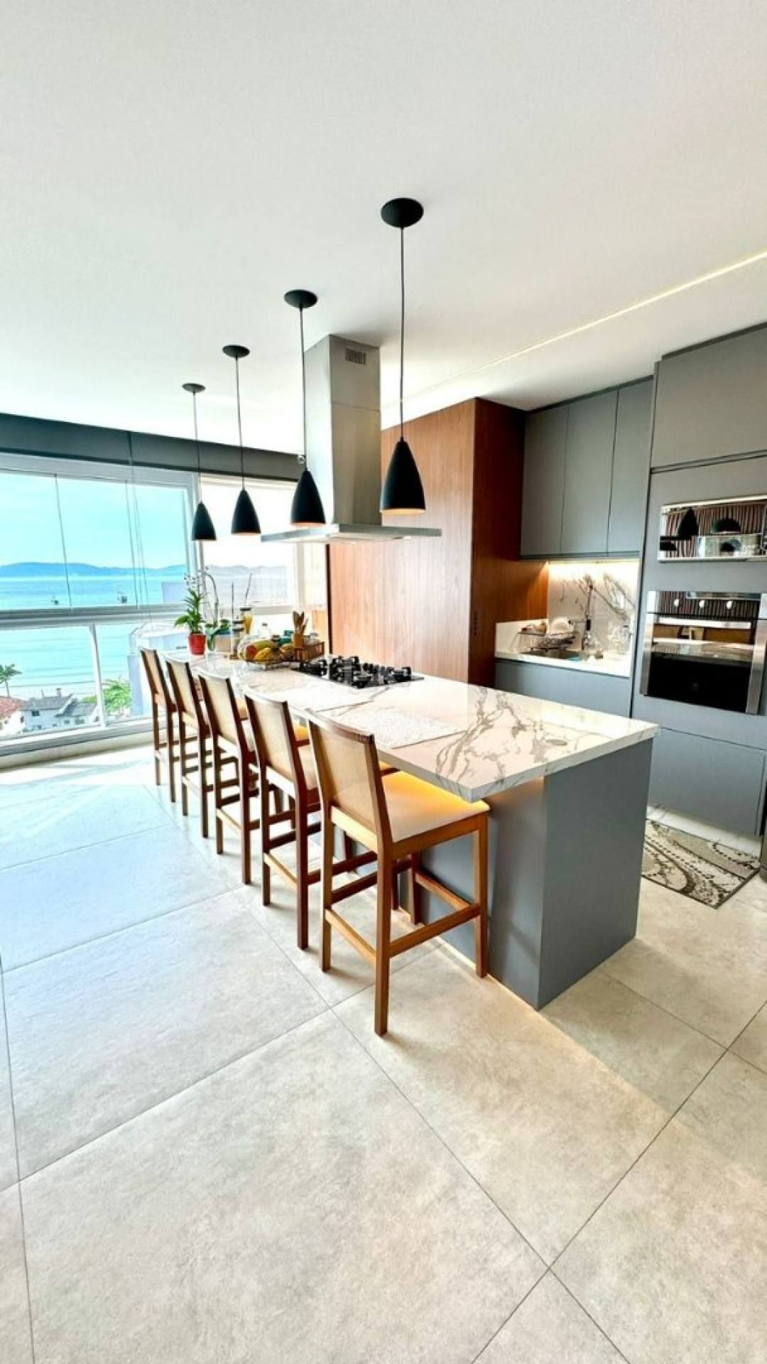 Apartamento vista mar finamente mobiliado com 03 dormitórios no Ed. Paradise no Centro de Itapema | Ref. 181749