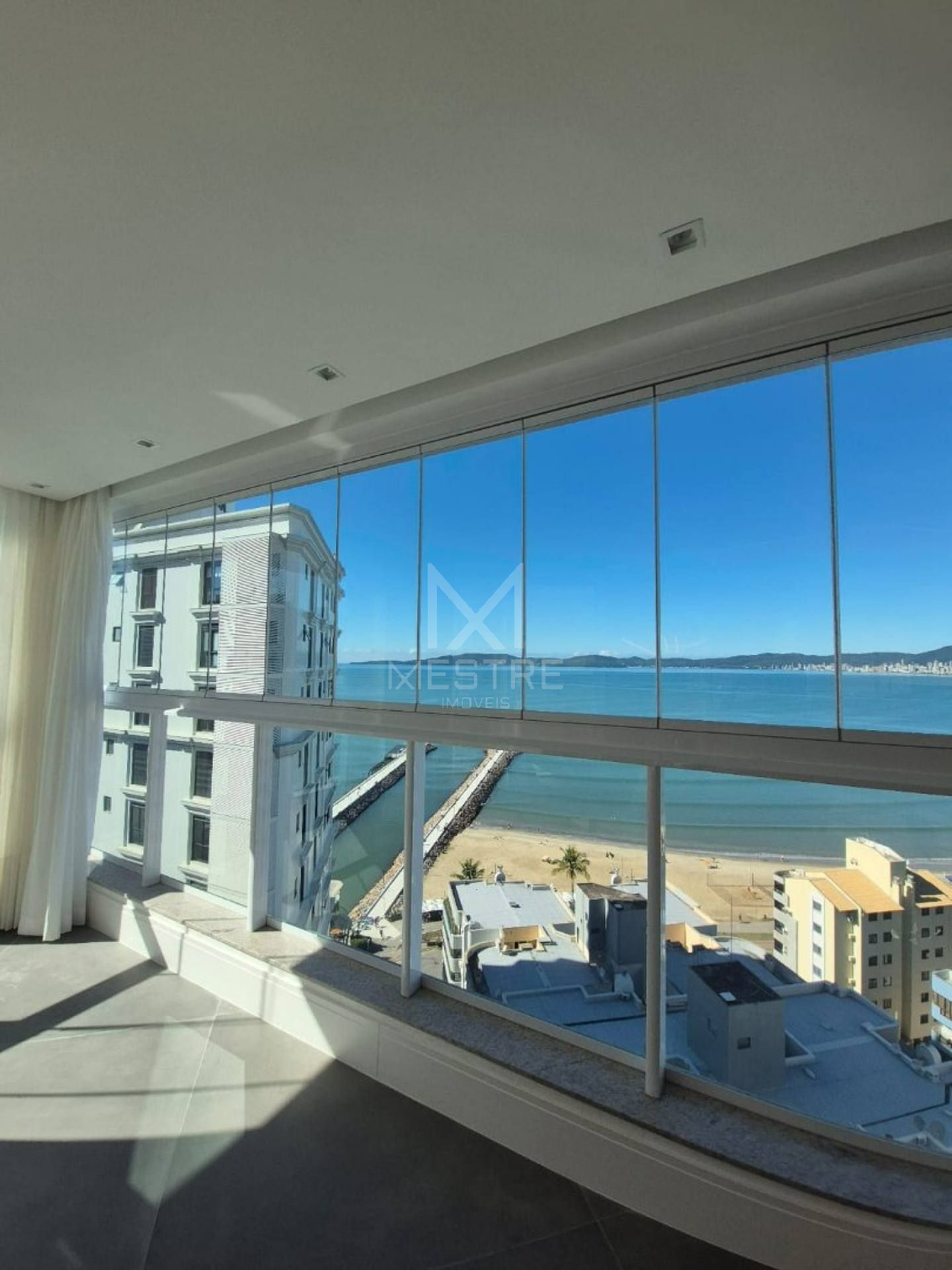 APARTAMENTO NOVO FINAMENTE MOBILIADO COM UMA VISTA MAR INCRÍVEL NO ED. GREEN COAST LOCALIZADO NO CENTRO DE ITAPEMA À VENDA