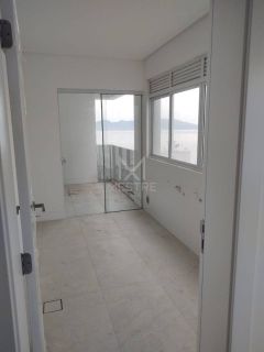 PENTHOUSE QUADRA MAR COM 04 SUÍTES À VENDA NA MEIA PRAIA