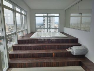 PENTHOUSE QUADRA MAR COM 04 SUÍTES À VENDA NA MEIA PRAIA