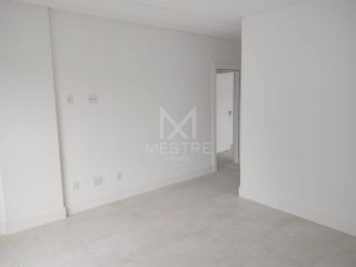 PENTHOUSE QUADRA MAR COM 04 SUÍTES À VENDA NA MEIA PRAIA
