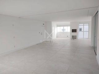 PENTHOUSE QUADRA MAR COM 04 SUÍTES À VENDA NA MEIA PRAIA