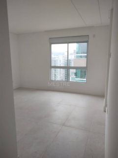 PENTHOUSE QUADRA MAR COM 04 SUÍTES À VENDA NA MEIA PRAIA