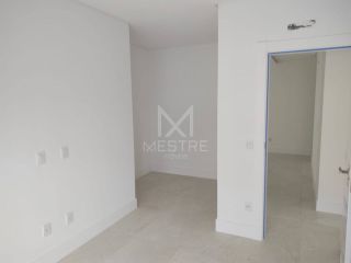 PENTHOUSE QUADRA MAR COM 04 SUÍTES À VENDA NA MEIA PRAIA