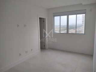 PENTHOUSE QUADRA MAR COM 04 SUÍTES À VENDA NA MEIA PRAIA