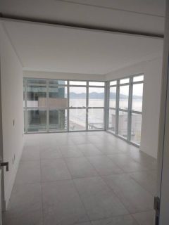 PENTHOUSE QUADRA MAR COM 04 SUÍTES À VENDA NA MEIA PRAIA