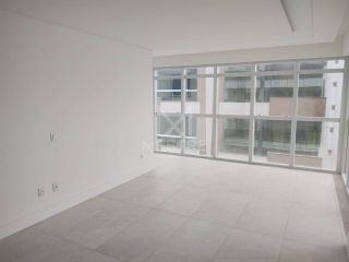 PENTHOUSE QUADRA MAR COM 04 SUÍTES À VENDA NA MEIA PRAIA
