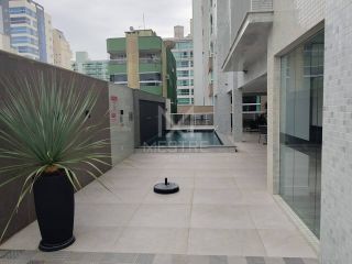 PENTHOUSE QUADRA MAR COM 04 SUÍTES À VENDA NA MEIA PRAIA