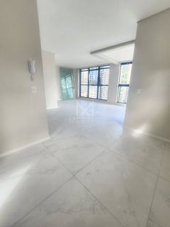 APARTAMENTO COM 03 SUÍTES À VENDA NO CORAÇÃO DA MEIA PRAIA