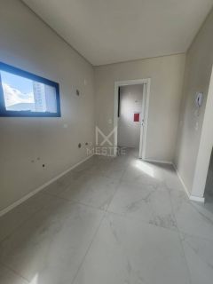 APARTAMENTO COM 03 SUÍTES À VENDA NO CORAÇÃO DA MEIA PRAIA