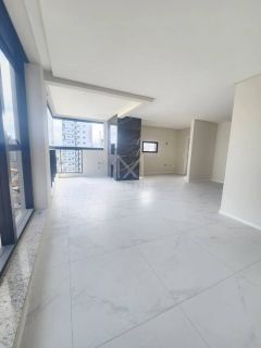 APARTAMENTO COM 03 SUÍTES À VENDA NO CORAÇÃO DA MEIA PRAIA