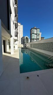 APARTAMENTO COM 03 SUÍTES À VENDA NO CORAÇÃO DA MEIA PRAIA