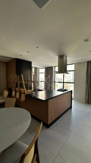 APARTAMENTO COM 03 SUÍTES À VENDA NO CORAÇÃO DA MEIA PRAIA