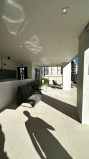 APARTAMENTO COM 03 SUÍTES À VENDA NO CORAÇÃO DA MEIA PRAIA