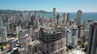 EMPREENDIMENTO COM 03 DORM. À VENDA NA MEIA PRAIA