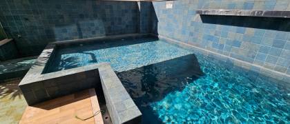 APARTAMENTO QUADRA MAR COM 04 SUÍTES TOTALMENTE MOBILIADO À VENDA NA MEIA PRAIA