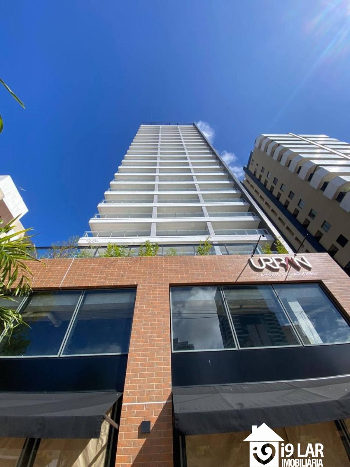 Tecnologia e Design no Caminho das Árvores: Studio com Piscina Panorâmica no Ed. Urban