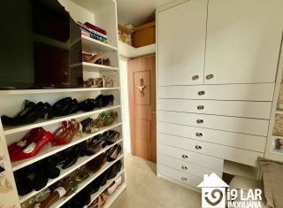 Exclusividade e Amplitude: Apartamento de 230m², 1 por Andar e Nascente na Principal Avenida da Graça