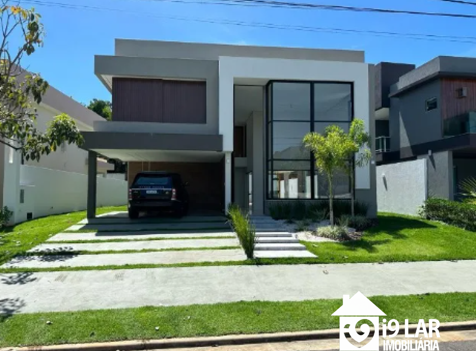 Luxo e Imponência no Alphaville: Casa com 4 Suítes, Pé Direito Duplo e Piscina