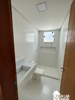 Luxo e Imponência no Alphaville: Casa com 4 Suítes, Pé Direito Duplo e Piscina