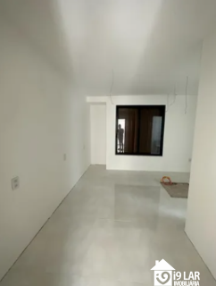 Luxo e Imponência no Alphaville: Casa com 4 Suítes, Pé Direito Duplo e Piscina