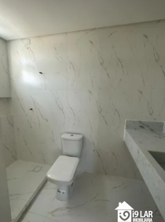 Luxo e Imponência no Alphaville: Casa com 4 Suítes, Pé Direito Duplo e Piscina