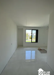 Luxo e Imponência no Alphaville: Casa com 4 Suítes, Pé Direito Duplo e Piscina