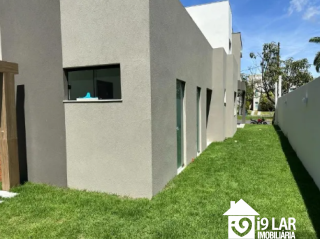 Luxo e Imponência no Alphaville: Casa com 4 Suítes, Pé Direito Duplo e Piscina