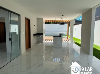 Luxo e Imponência no Alphaville: Casa com 4 Suítes, Pé Direito Duplo e Piscina