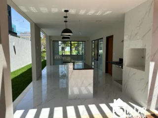 Luxo e Imponência no Alphaville: Casa com 4 Suítes, Pé Direito Duplo e Piscina