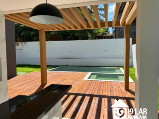 Luxo e Imponência no Alphaville: Casa com 4 Suítes, Pé Direito Duplo e Piscina