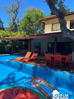 Seu Refúgio de Luxo em Praia do Forte: Casa com 4 Suítes em Terreno de 800m²