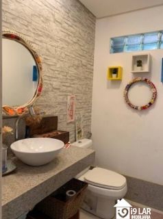 Espaço e Sustentabilidade a 150m da Praia: Casa com 5 Quartos, Suíte Térrea e Energia Solar em Jaguaribe