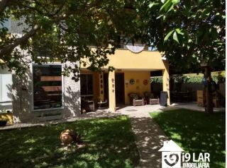 Espaço e Sustentabilidade a 150m da Praia: Casa com 5 Quartos, Suíte Térrea e Energia Solar em Jaguaribe