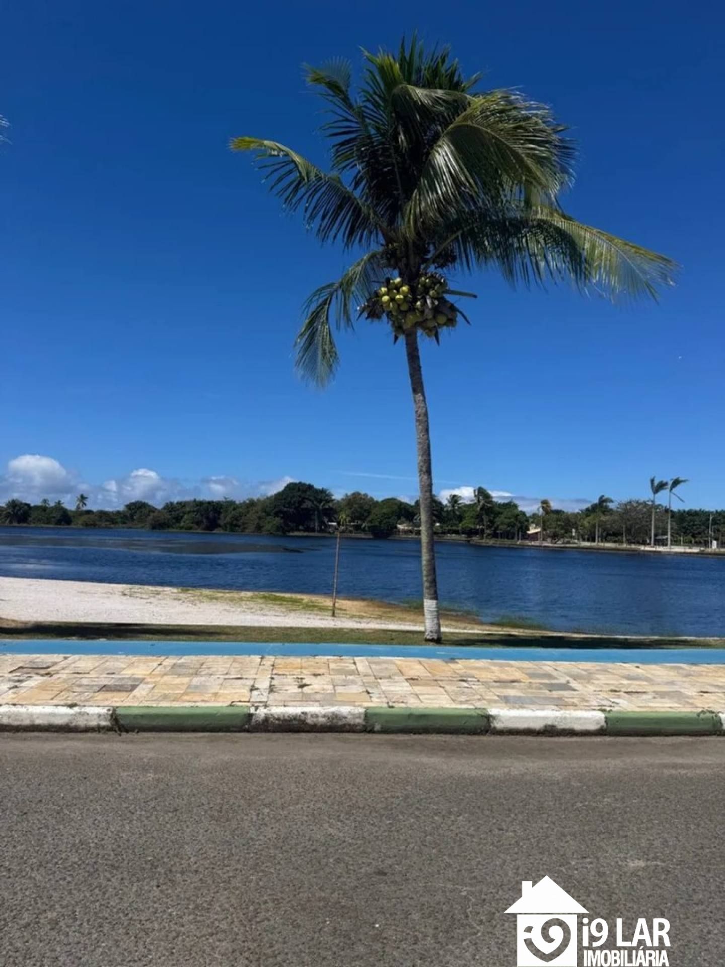 Vista Paradisíaca em Guarajuba: Casa 4 Suítes de Frente para a Lagoa no Condomínio Paraíso dos Lagos