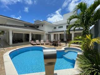 Casa de Condomínio 4/4 à venda no estilo Porteira Fechada