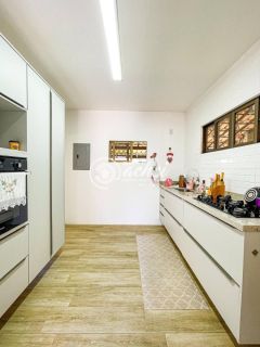 Casa de Condomínio 4/4 com planejados à venda em Estrada do Coco