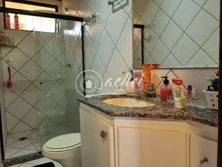 Village Duplex com quarto térreo à venda em Buraquinho