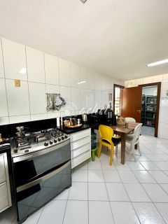 Casa de Alto Padrão à Venda em Busca Vida