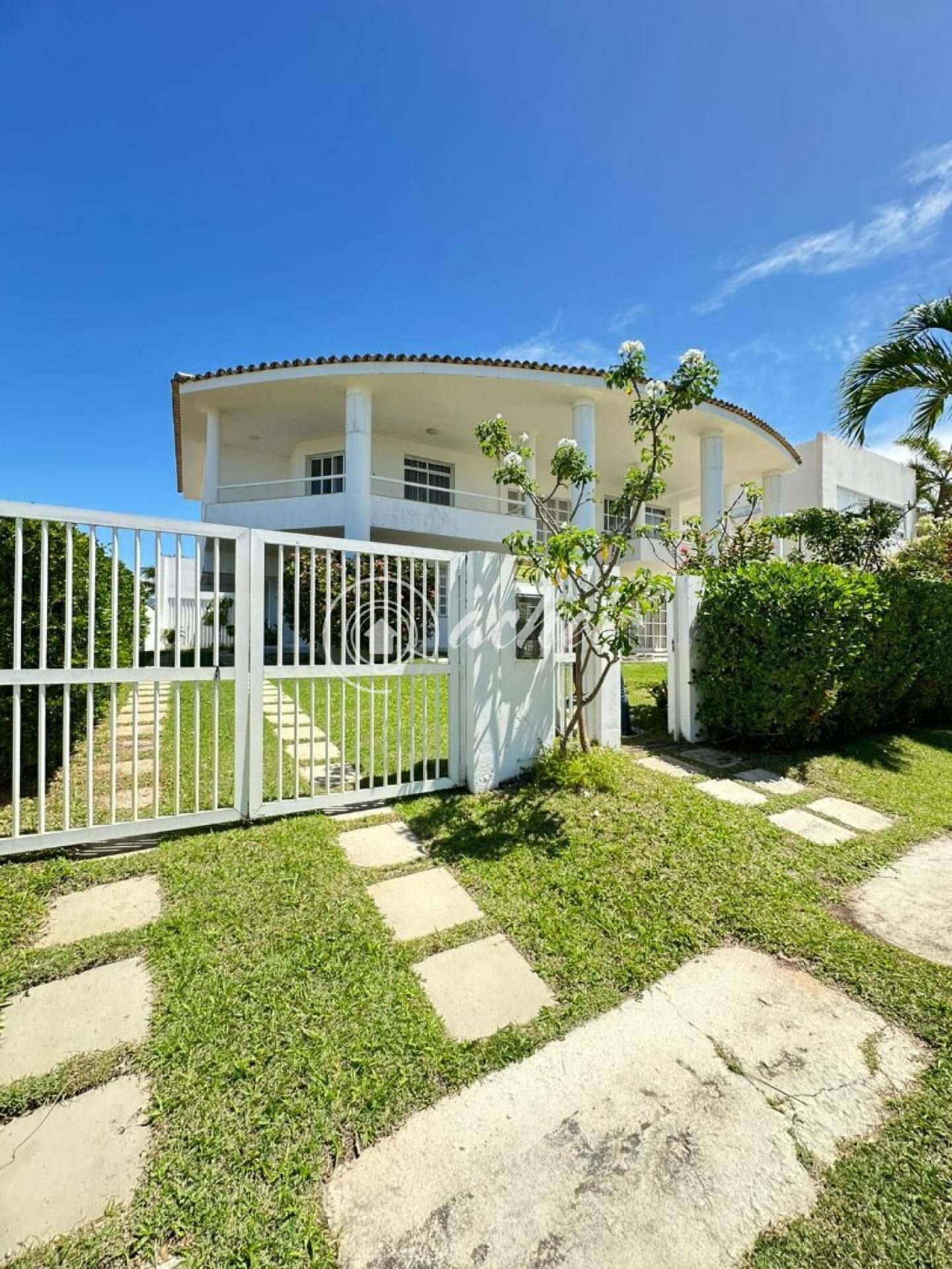 Casa alto padrão 5/4 em Busca Vida com piscina privativa