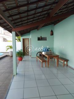 Casa 4/4 com piscina privativa em condomínio fechado