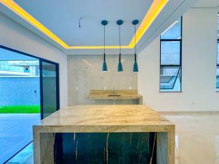 Casa a venda com piscina no Eusebio com 3 suítes, Cidade Alphaville